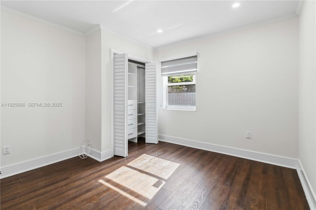 For Rent: $2,700 (2 beds, 1 baths, 715 Square Feet)