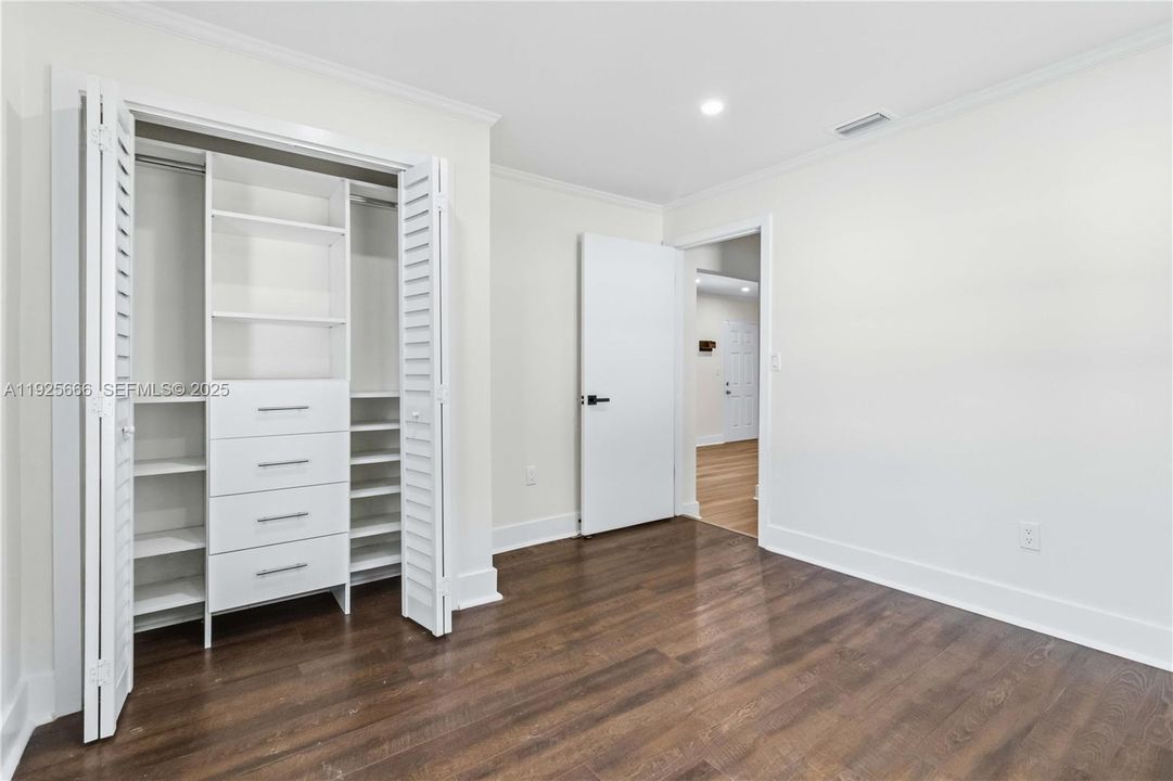 For Rent: $2,700 (2 beds, 1 baths, 715 Square Feet)