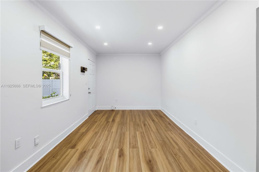 For Rent: $2,700 (2 beds, 1 baths, 715 Square Feet)