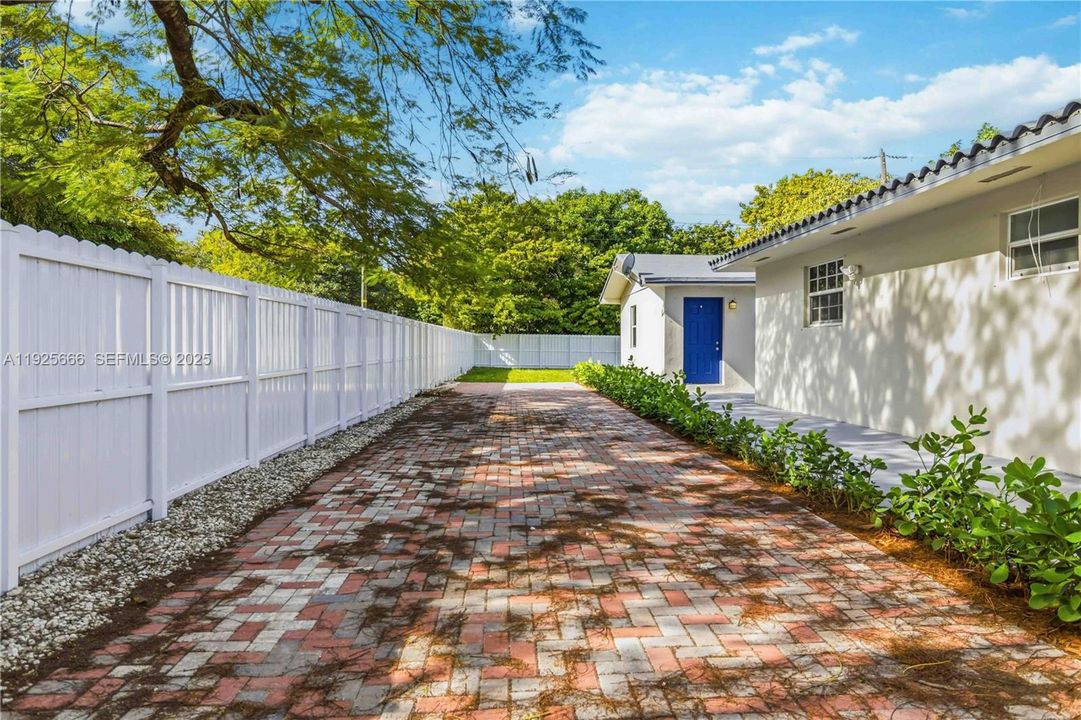 For Rent: $2,700 (2 beds, 1 baths, 715 Square Feet)