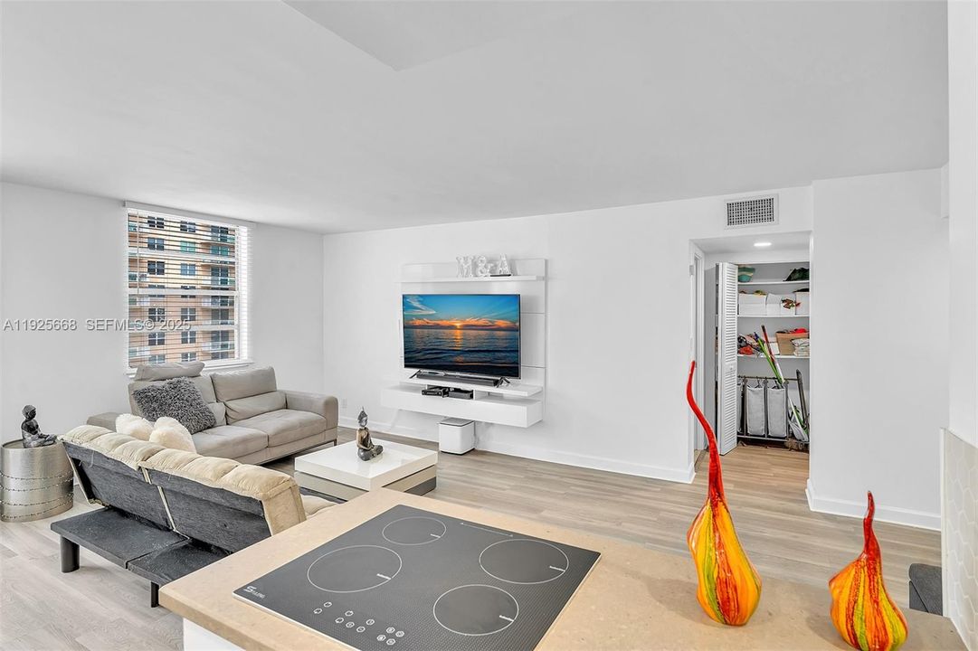 For Sale: $255,000 (1 beds, 1 baths, 725 Square Feet)