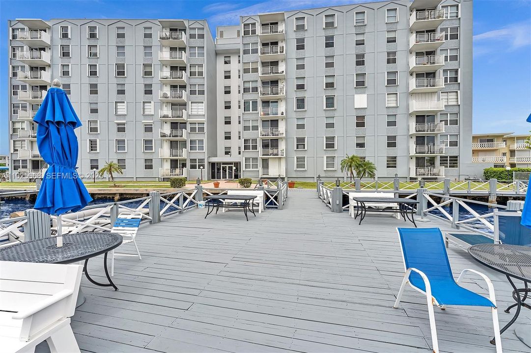 For Sale: $255,000 (1 beds, 1 baths, 725 Square Feet)