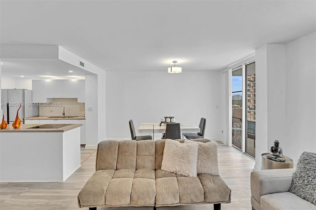 For Sale: $255,000 (1 beds, 1 baths, 725 Square Feet)