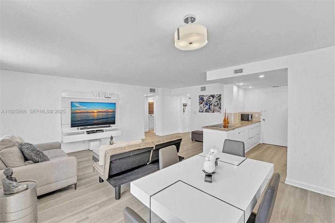 For Sale: $255,000 (1 beds, 1 baths, 725 Square Feet)