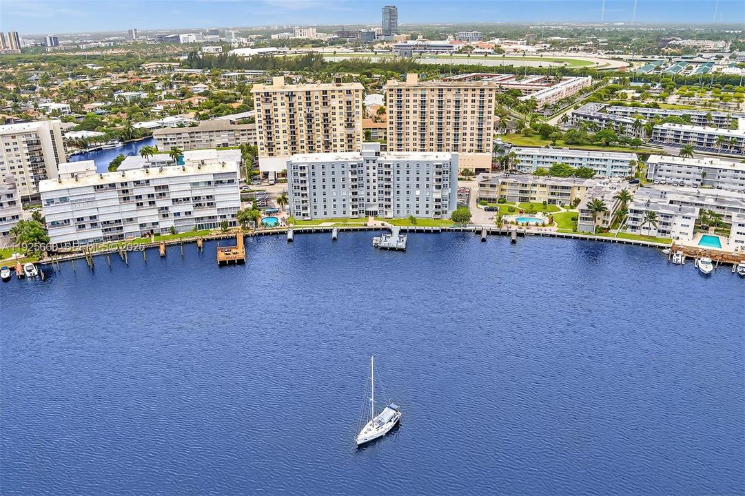 For Sale: $255,000 (1 beds, 1 baths, 725 Square Feet)