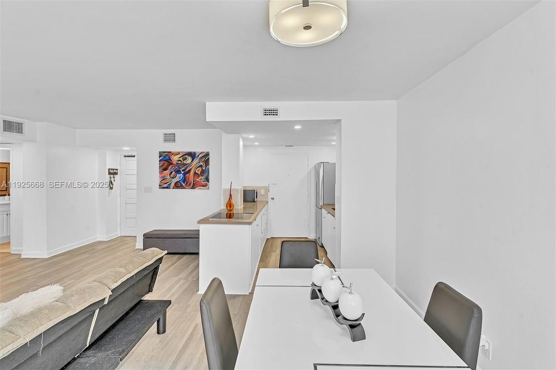 For Sale: $255,000 (1 beds, 1 baths, 725 Square Feet)