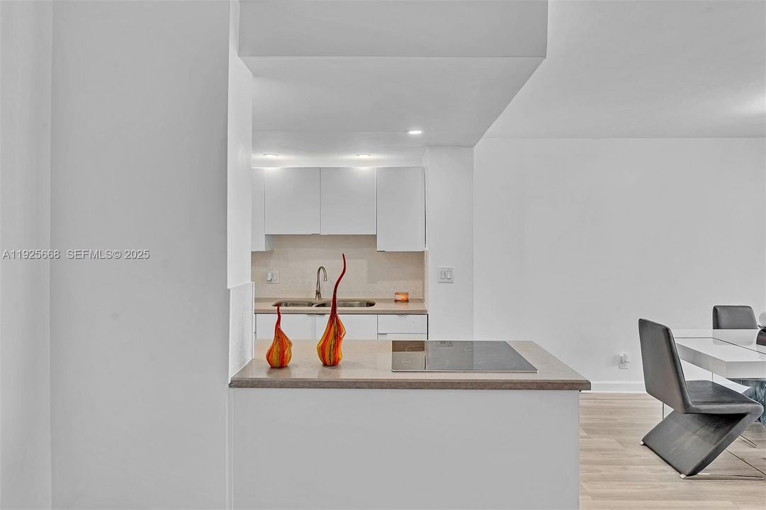 For Sale: $255,000 (1 beds, 1 baths, 725 Square Feet)