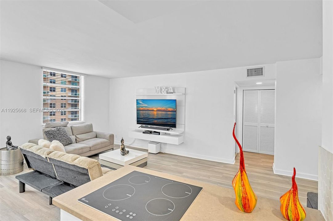 For Sale: $255,000 (1 beds, 1 baths, 725 Square Feet)