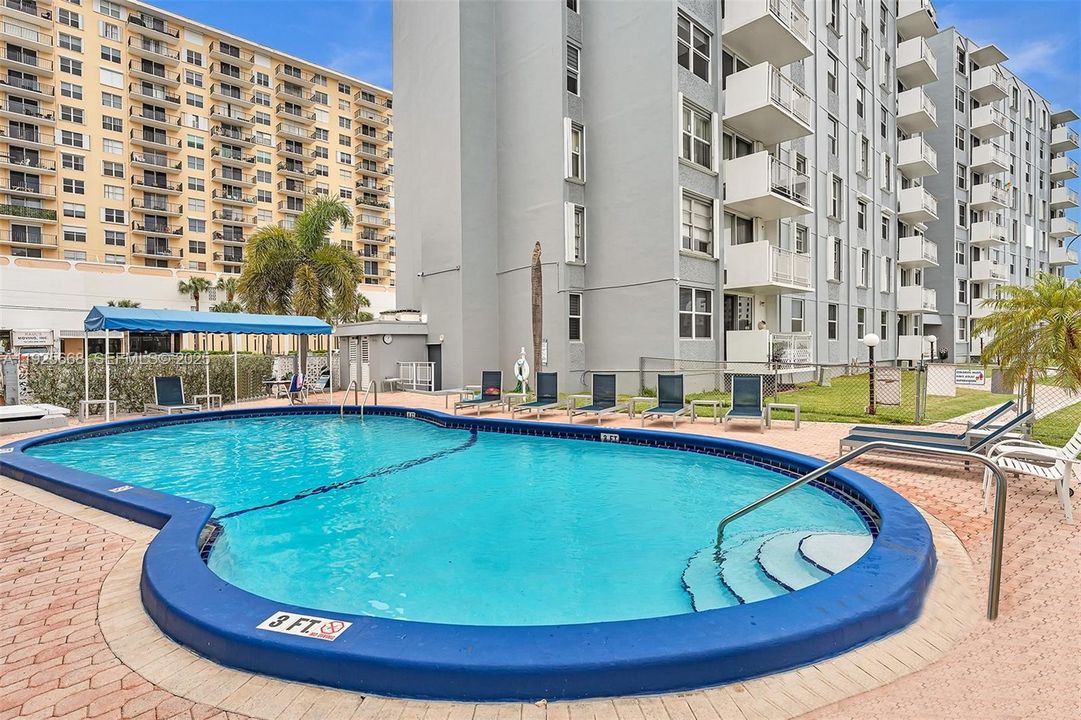 For Sale: $255,000 (1 beds, 1 baths, 725 Square Feet)