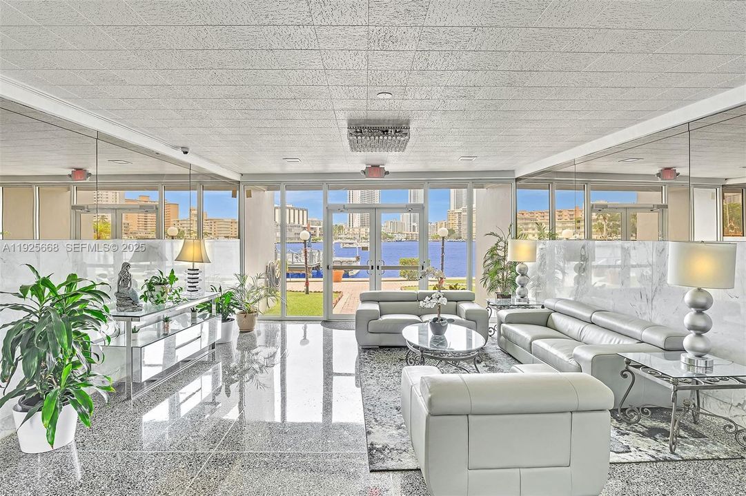 For Sale: $255,000 (1 beds, 1 baths, 725 Square Feet)