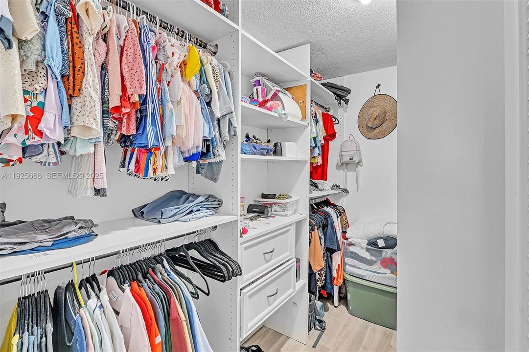 For Sale: $255,000 (1 beds, 1 baths, 725 Square Feet)