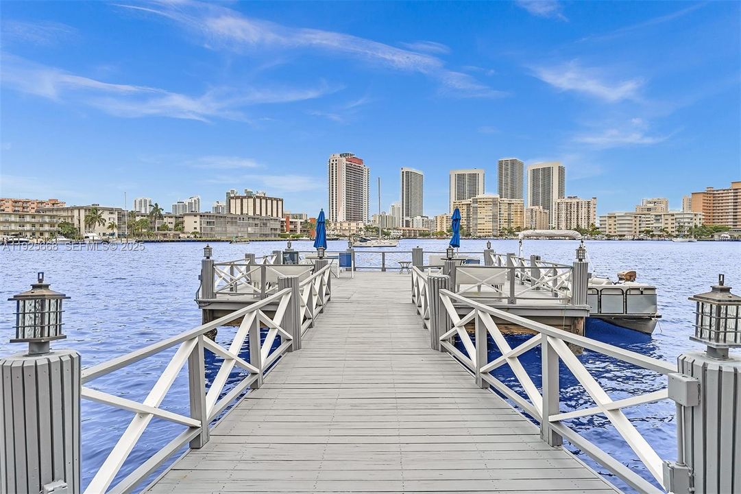 For Sale: $255,000 (1 beds, 1 baths, 725 Square Feet)