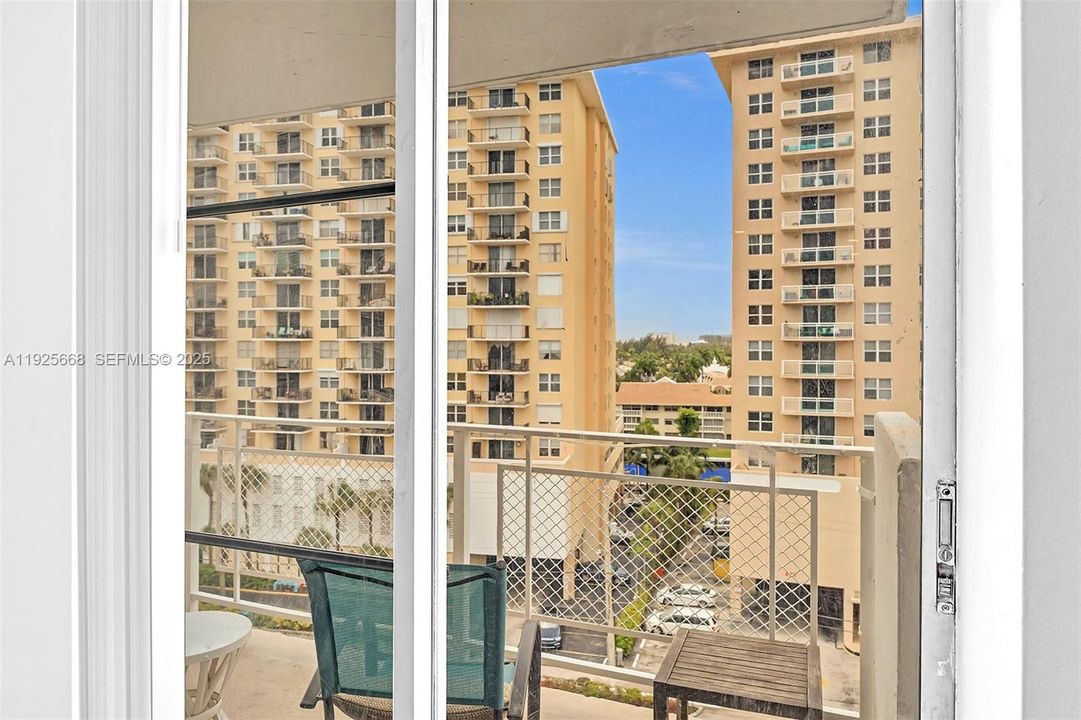 For Sale: $255,000 (1 beds, 1 baths, 725 Square Feet)