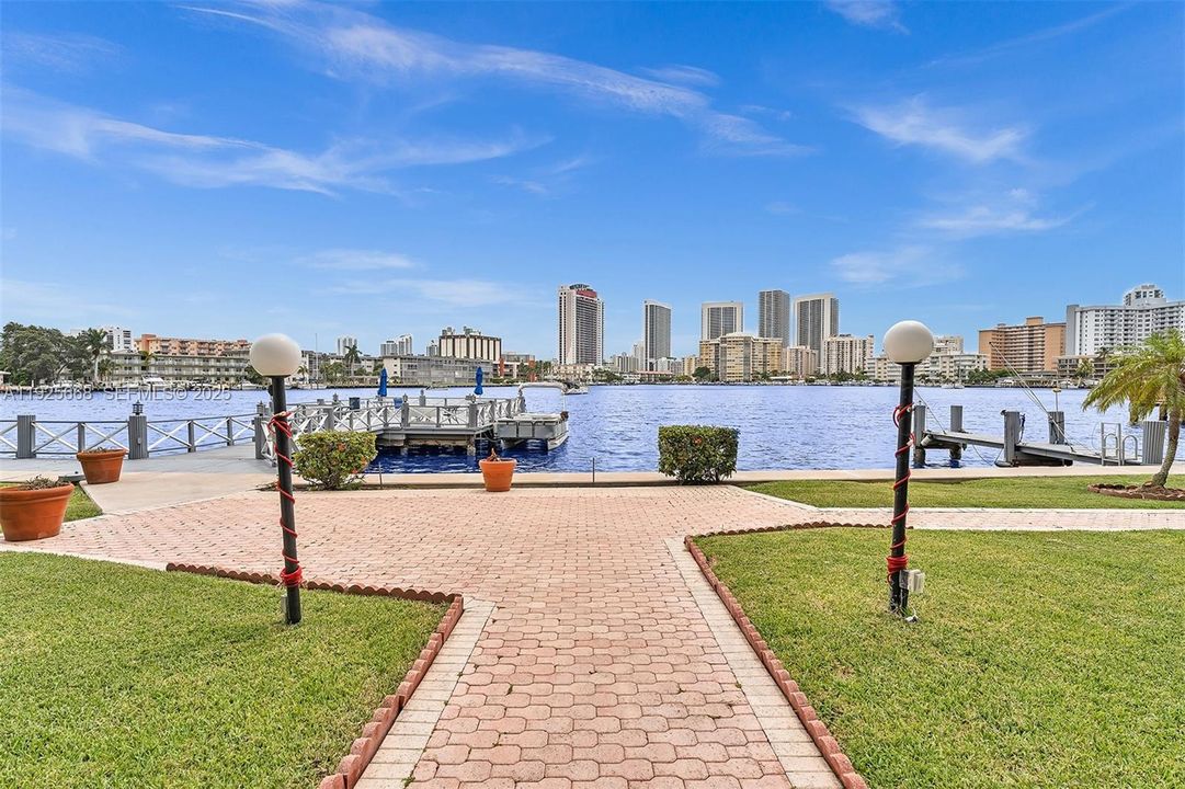 For Sale: $255,000 (1 beds, 1 baths, 725 Square Feet)