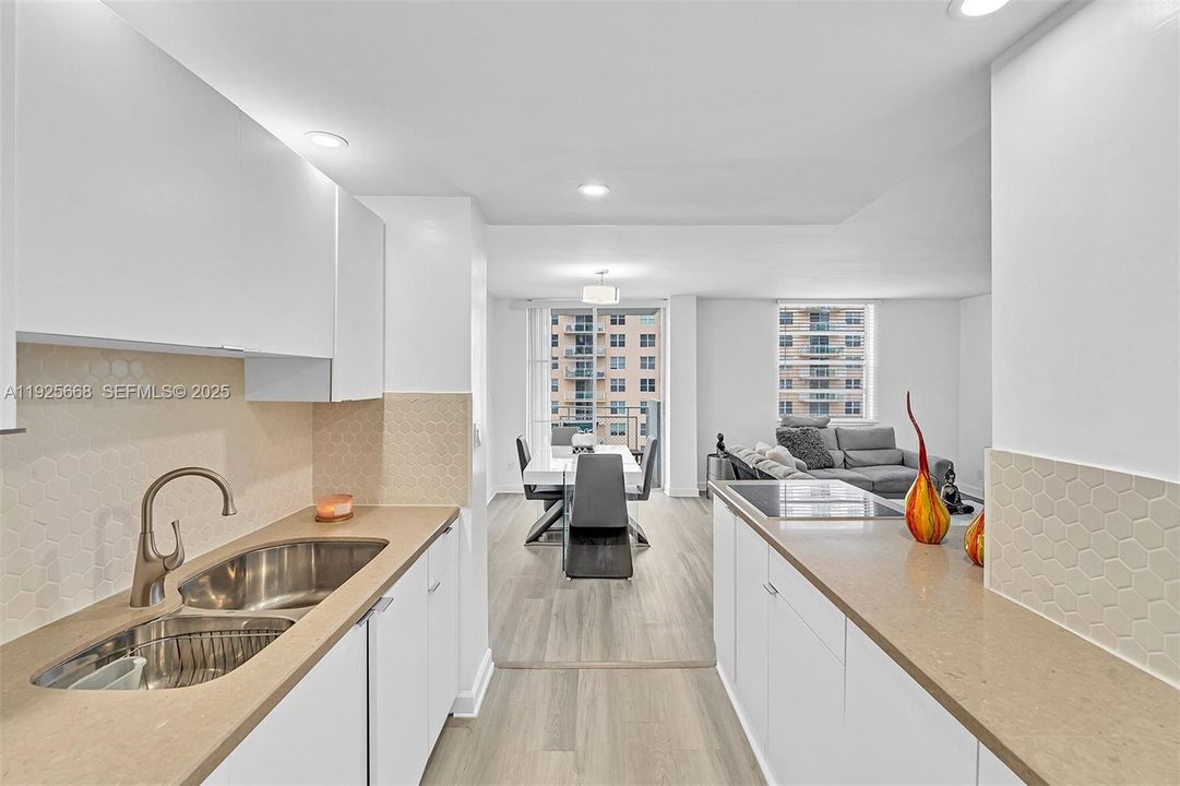 For Sale: $255,000 (1 beds, 1 baths, 725 Square Feet)