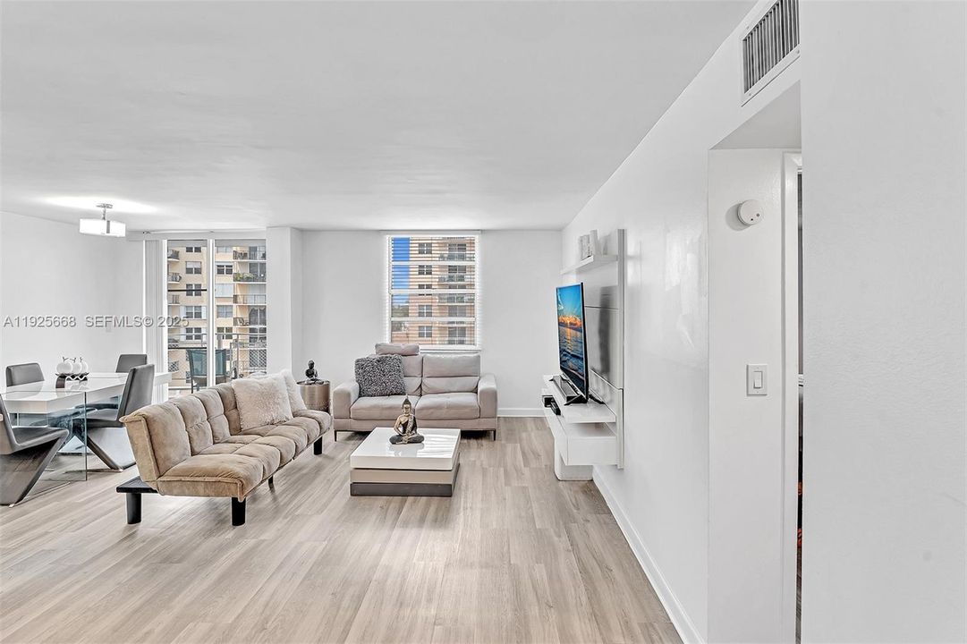 For Sale: $255,000 (1 beds, 1 baths, 725 Square Feet)