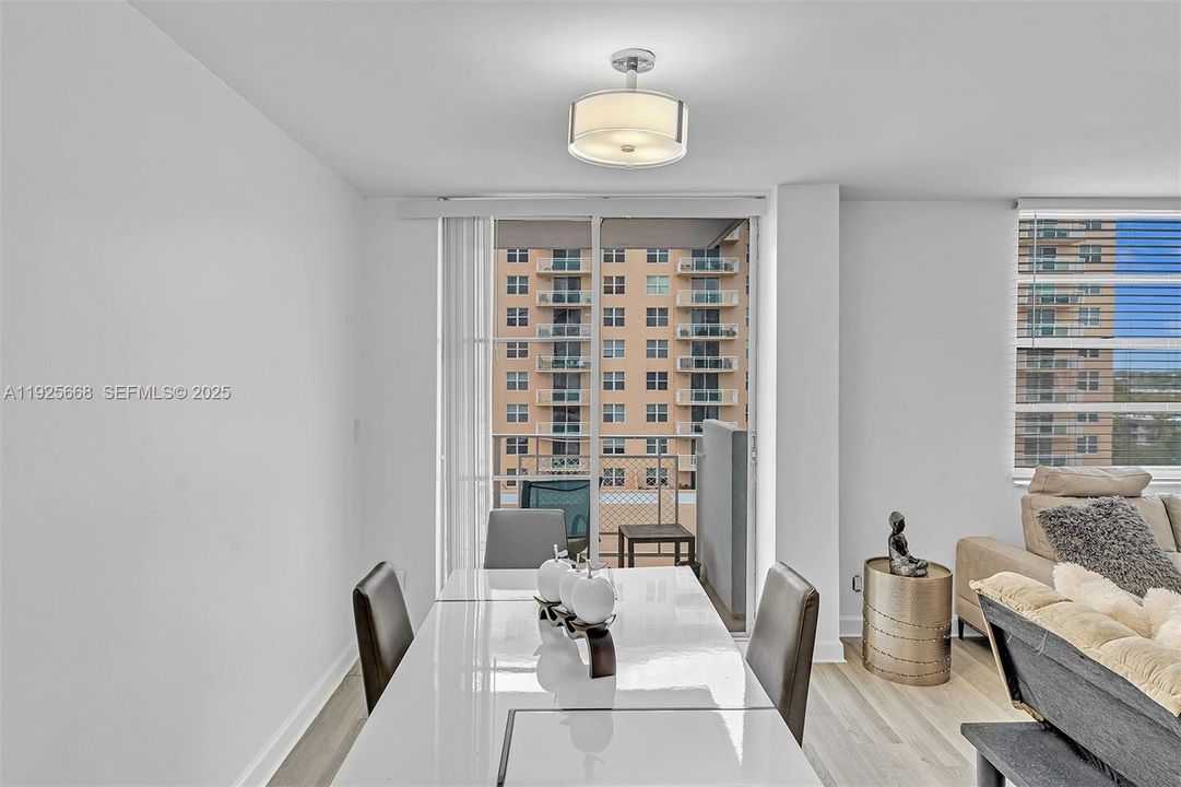 For Sale: $255,000 (1 beds, 1 baths, 725 Square Feet)