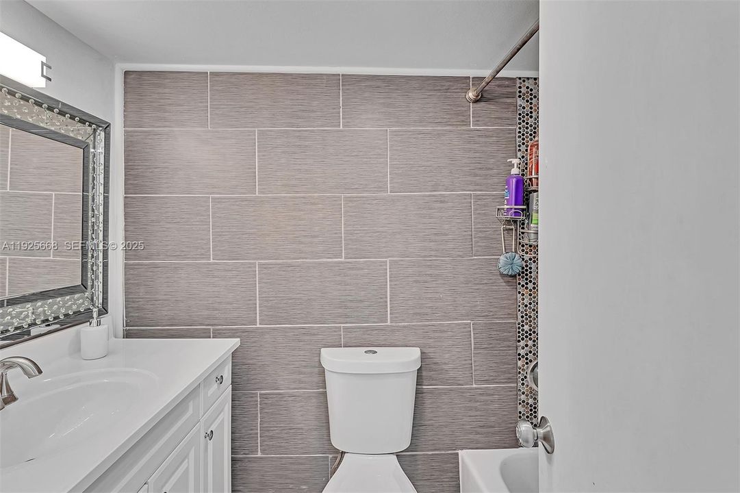 For Sale: $255,000 (1 beds, 1 baths, 725 Square Feet)