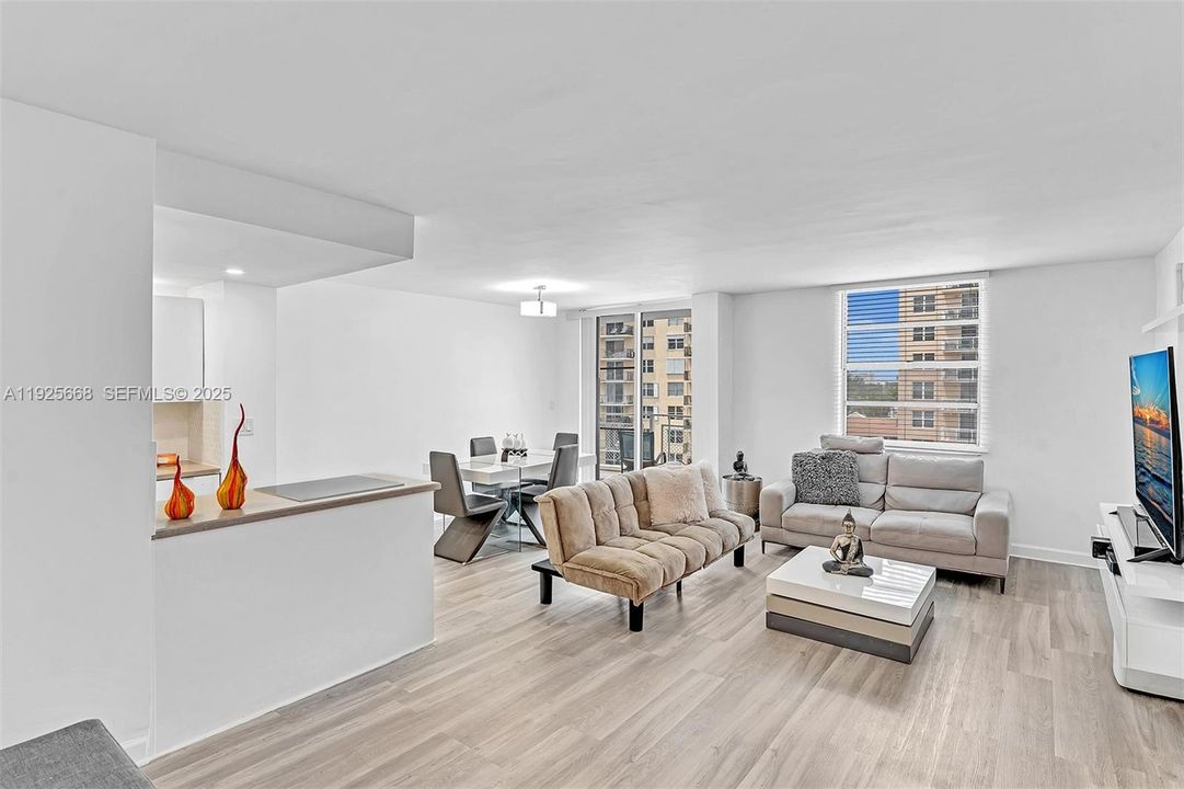 For Sale: $255,000 (1 beds, 1 baths, 725 Square Feet)