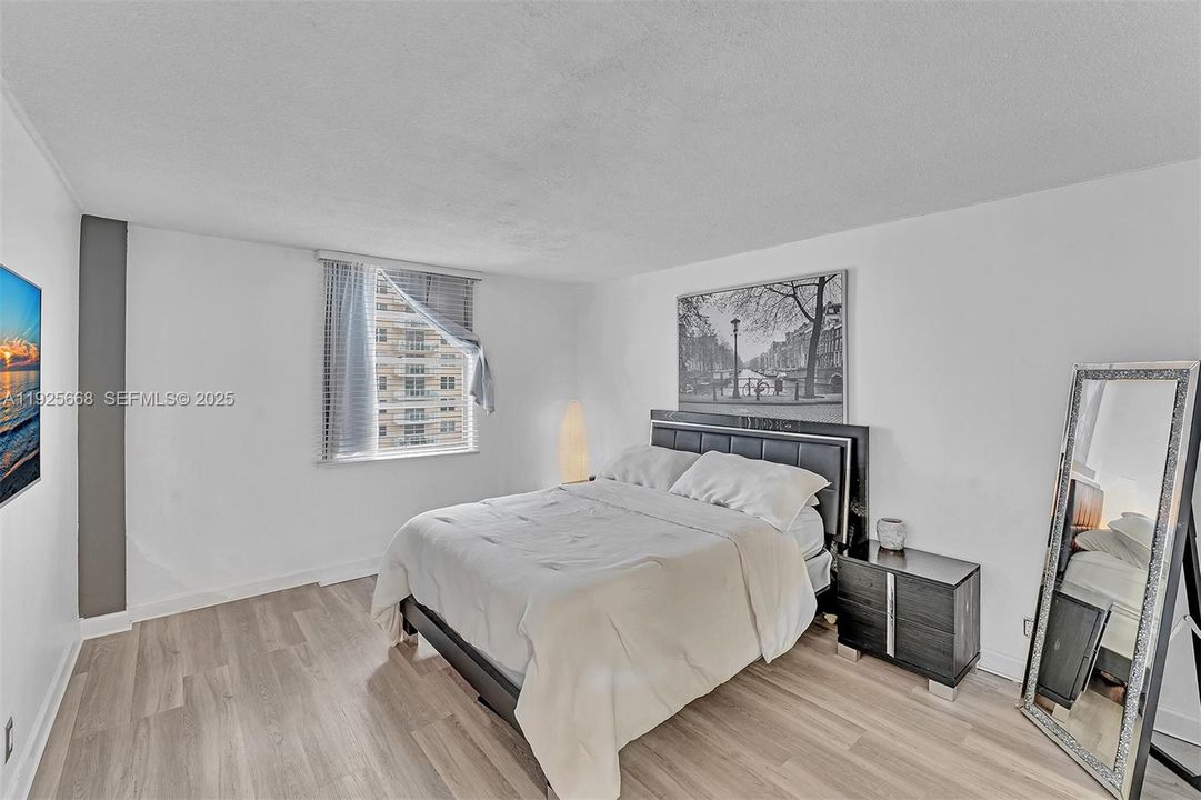 For Sale: $255,000 (1 beds, 1 baths, 725 Square Feet)