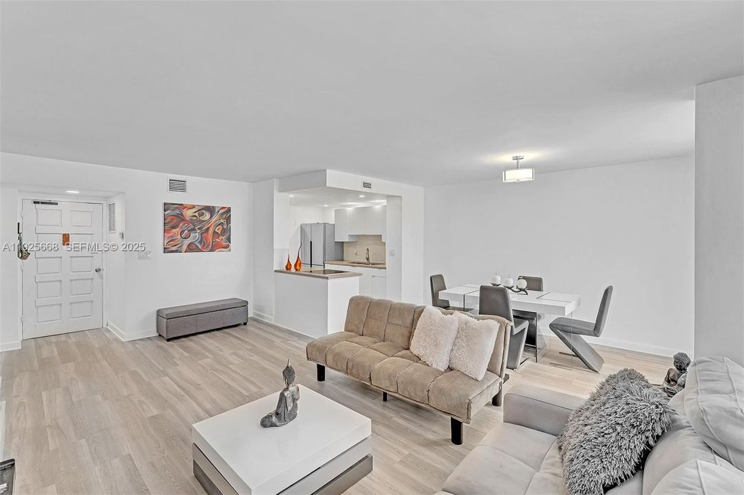 For Sale: $255,000 (1 beds, 1 baths, 725 Square Feet)