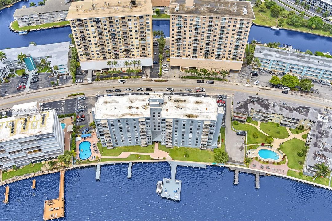 For Sale: $255,000 (1 beds, 1 baths, 725 Square Feet)