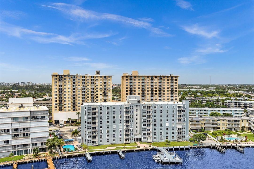 For Sale: $255,000 (1 beds, 1 baths, 725 Square Feet)