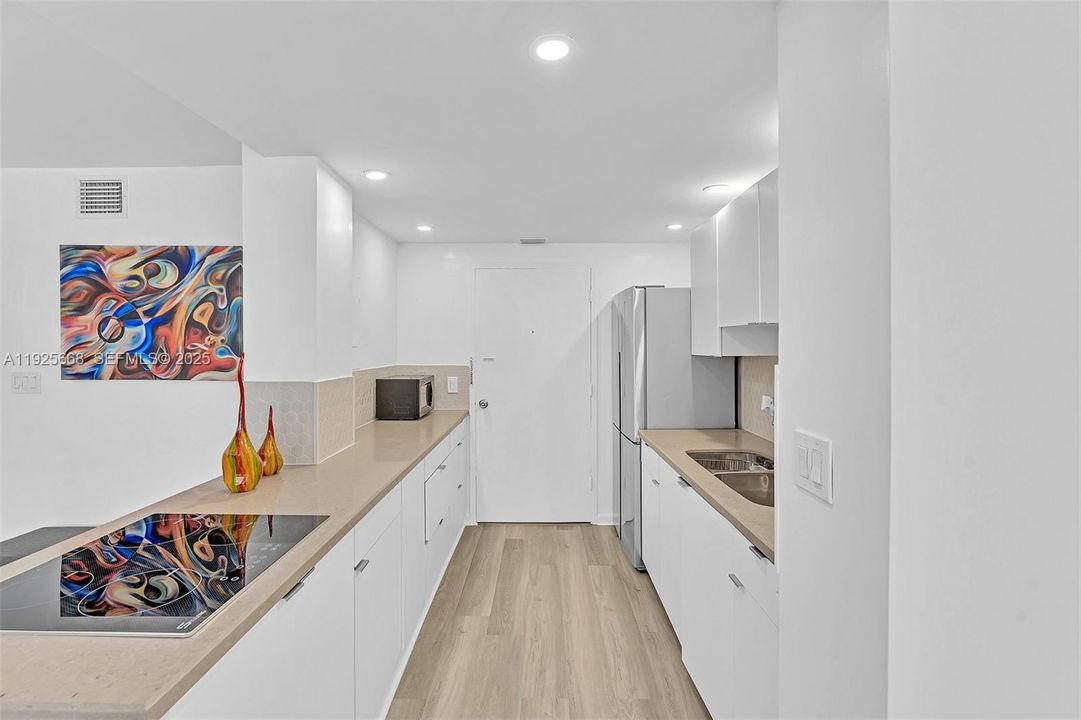 For Sale: $255,000 (1 beds, 1 baths, 725 Square Feet)