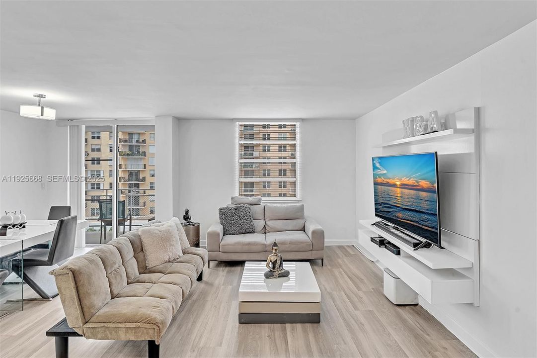 For Sale: $255,000 (1 beds, 1 baths, 725 Square Feet)