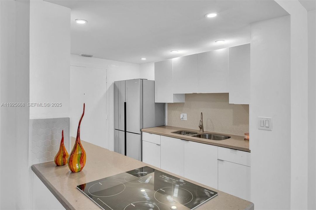 For Sale: $255,000 (1 beds, 1 baths, 725 Square Feet)