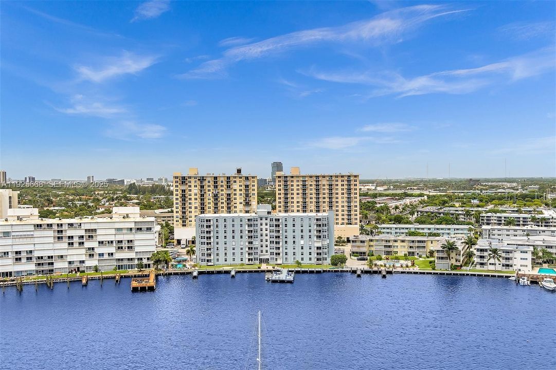 For Sale: $255,000 (1 beds, 1 baths, 725 Square Feet)