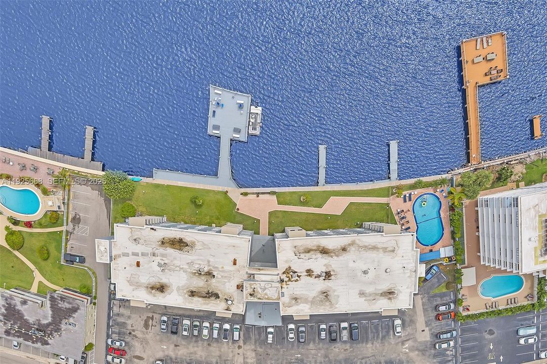 For Sale: $255,000 (1 beds, 1 baths, 725 Square Feet)