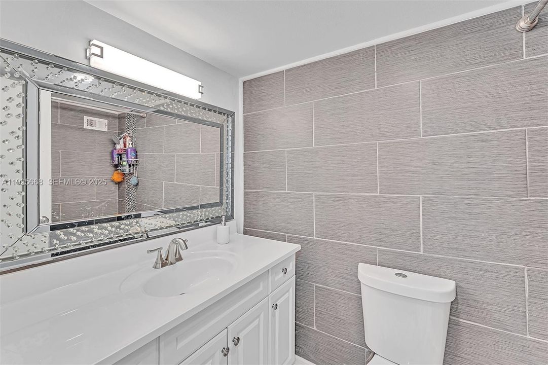 For Sale: $255,000 (1 beds, 1 baths, 725 Square Feet)