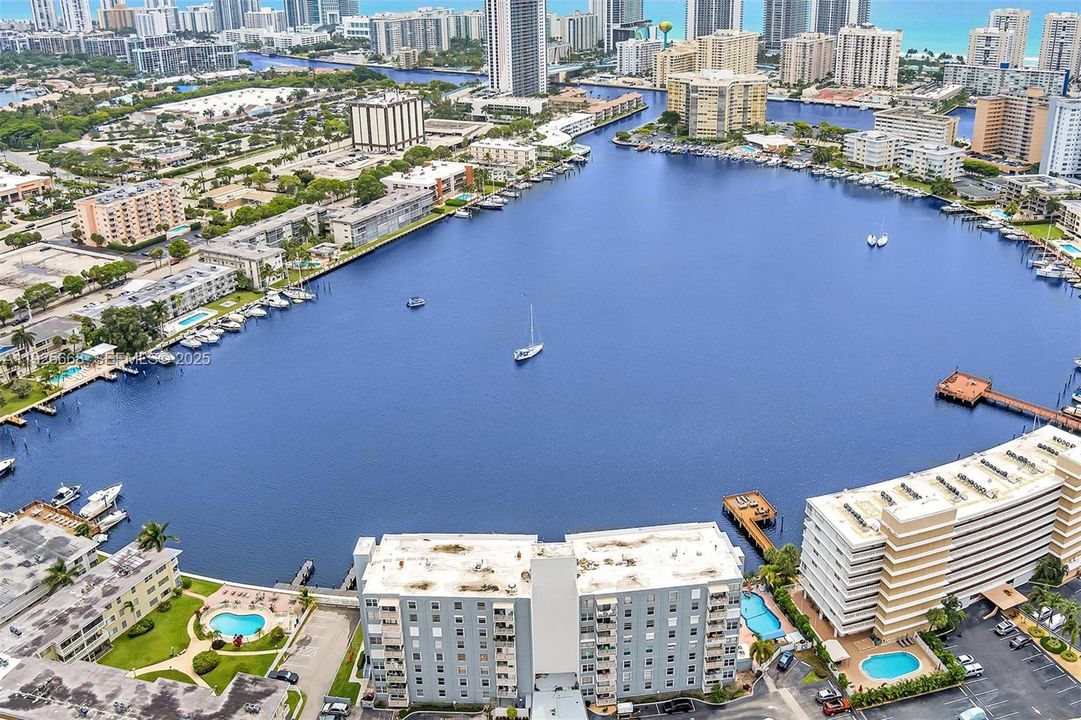 For Sale: $255,000 (1 beds, 1 baths, 725 Square Feet)