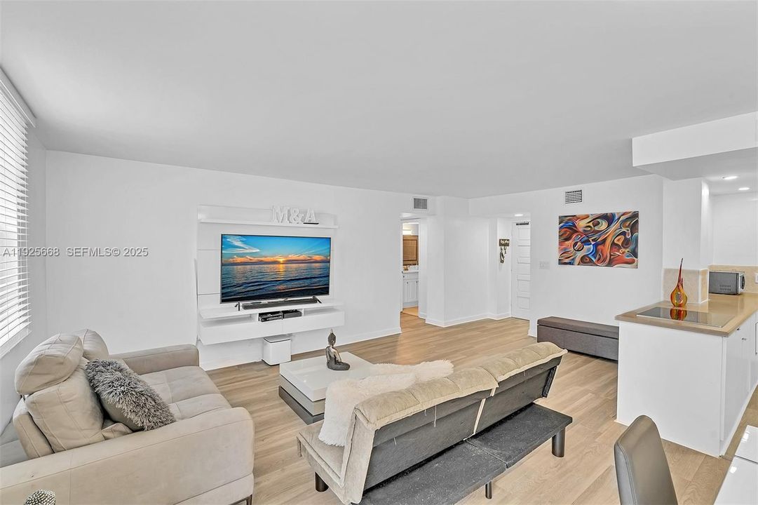 For Sale: $255,000 (1 beds, 1 baths, 725 Square Feet)