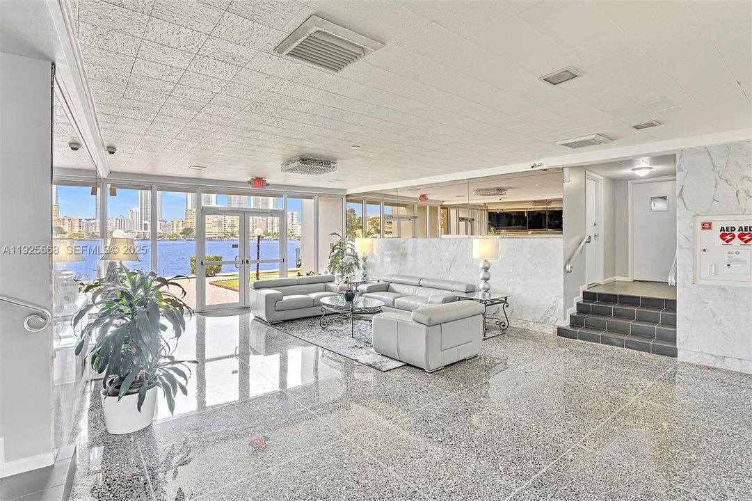 For Sale: $255,000 (1 beds, 1 baths, 725 Square Feet)