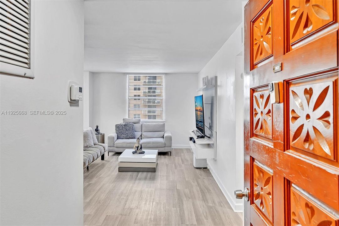 For Sale: $255,000 (1 beds, 1 baths, 725 Square Feet)