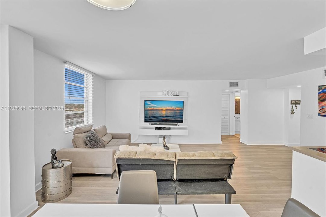 For Sale: $255,000 (1 beds, 1 baths, 725 Square Feet)