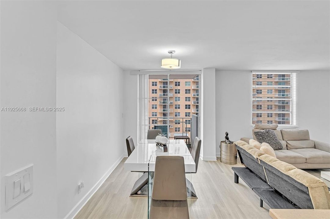 For Sale: $255,000 (1 beds, 1 baths, 725 Square Feet)
