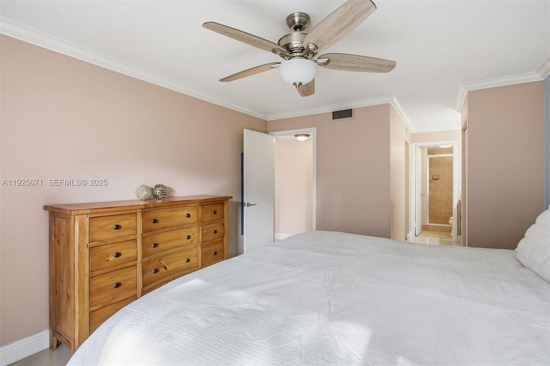 En Venta: $285,000 (2 camas, 2 baños, 1100 Pies cuadrados)