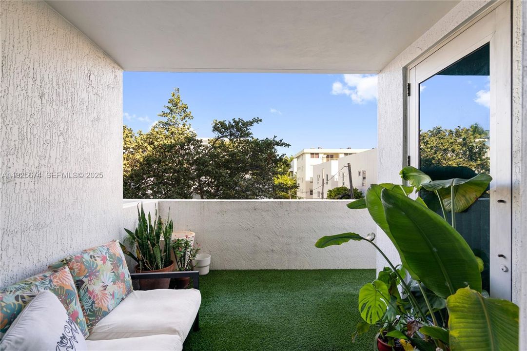 For Sale: $759,000 (1 beds, 1 baths, 826 Square Feet)