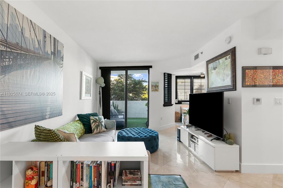 For Sale: $759,000 (1 beds, 1 baths, 826 Square Feet)