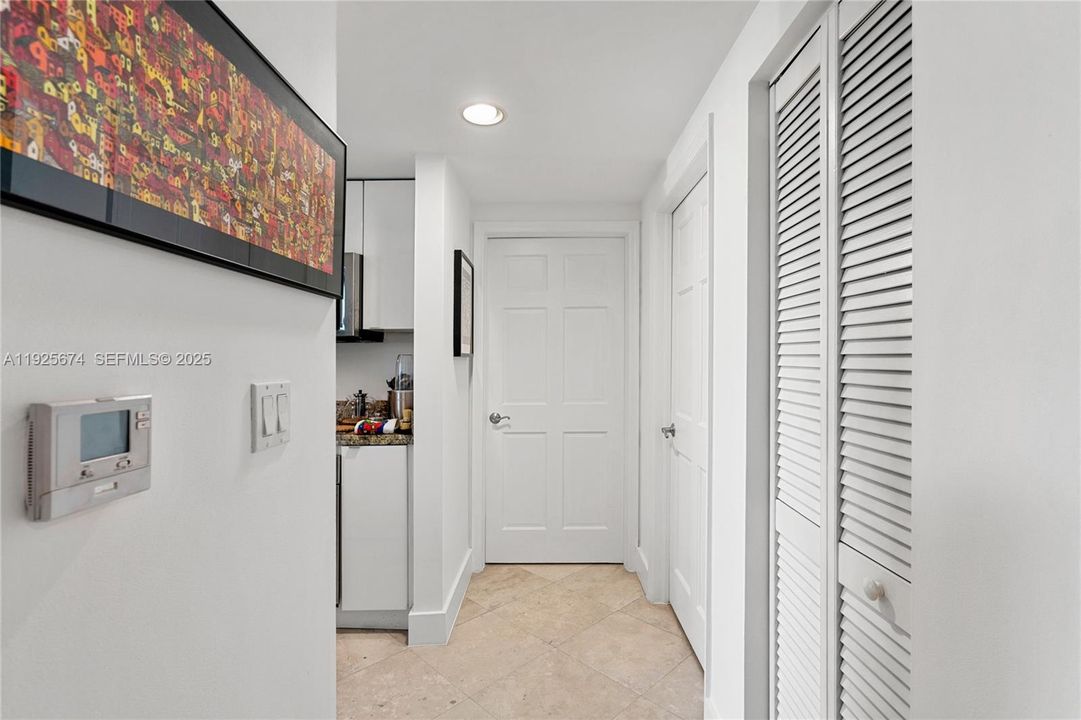 For Sale: $759,000 (1 beds, 1 baths, 826 Square Feet)