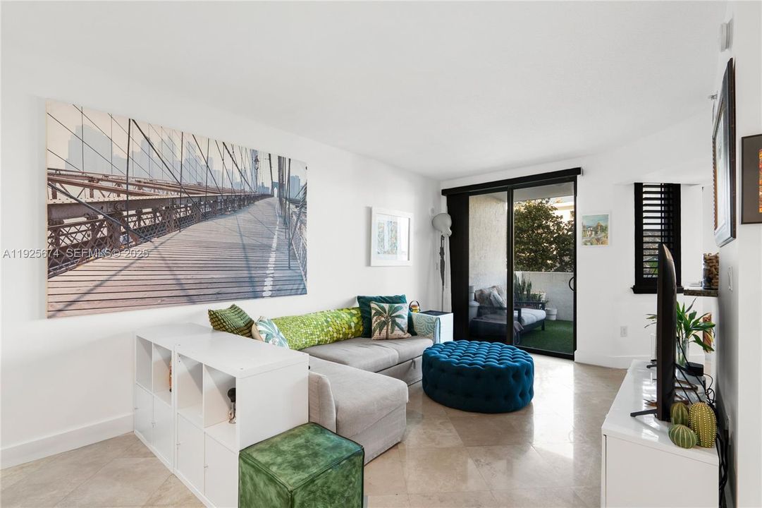 For Sale: $759,000 (1 beds, 1 baths, 826 Square Feet)