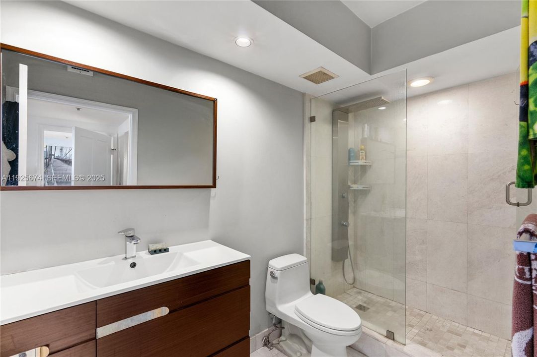 For Sale: $759,000 (1 beds, 1 baths, 826 Square Feet)