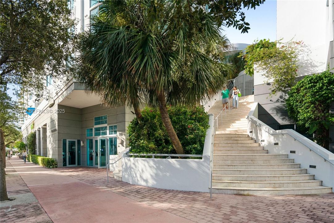 For Sale: $759,000 (1 beds, 1 baths, 826 Square Feet)