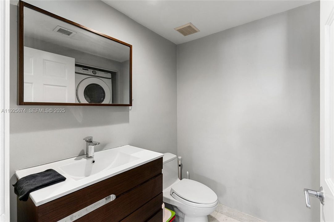 For Sale: $759,000 (1 beds, 1 baths, 826 Square Feet)