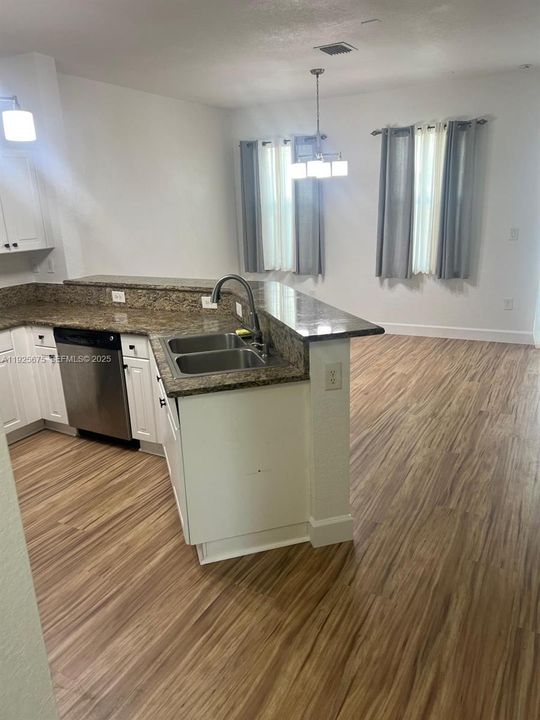 For Rent: $2,900 (3 beds, 2 baths, 1656 Square Feet)