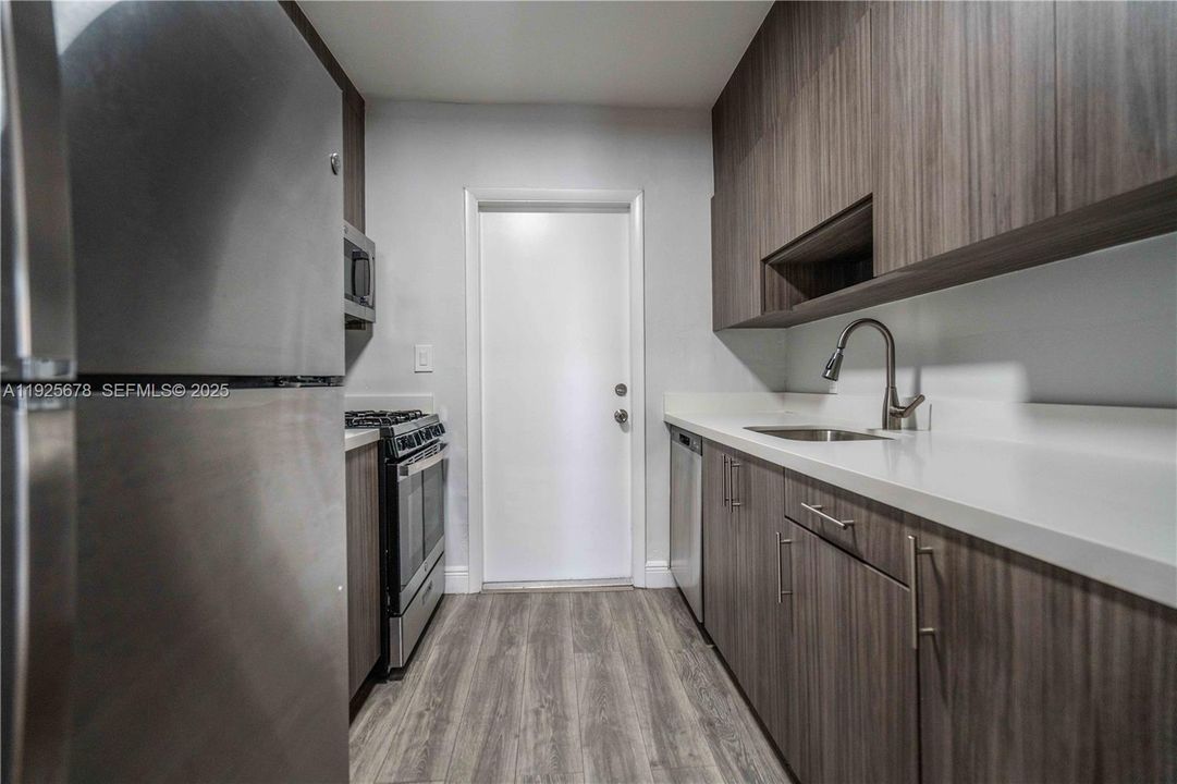 В аренду: $2,400 (2 спален, 2 ванн, 950 Квадратных фут)