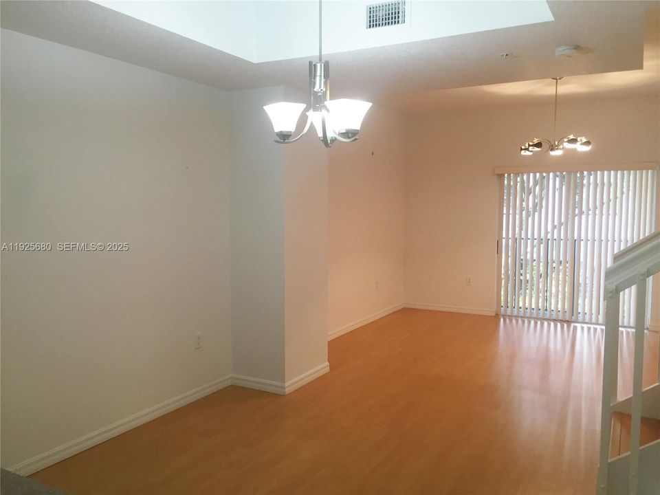 出租: $3,550 (3 贝兹, 3 浴室, 1270 平方英尺)